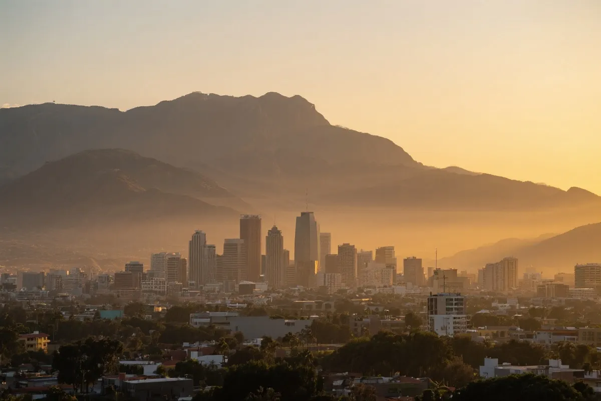 蒙特雷城市天际线与远处山脉，适合作为世界杯比赛日旅行预演的氛围图